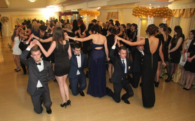 Sezon studniówkowy rozpoczęty (zdjęcia)