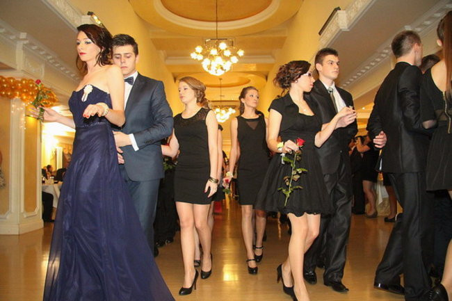 Sezon studniówkowy rozpoczęty (zdjęcia)