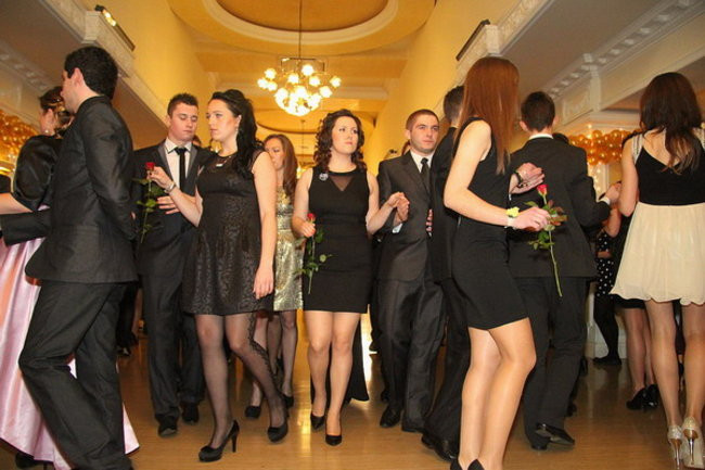 Sezon studniówkowy rozpoczęty (zdjęcia)