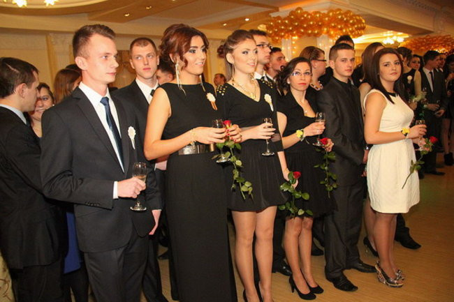 Sezon studniówkowy rozpoczęty (zdjęcia)