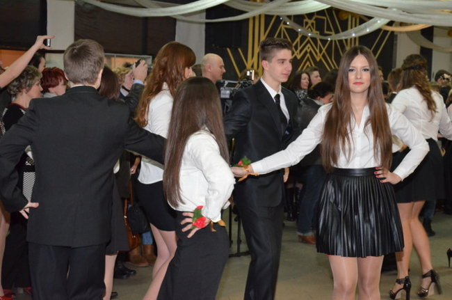 Uczniowie Kopernika tańczyli w szkole (zdjęcia)