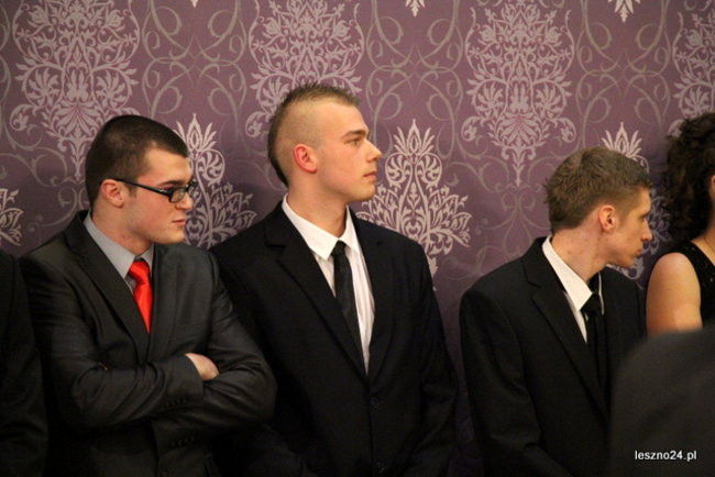 Niebieski tort na studniówce ZSR-B (zdjęcia)