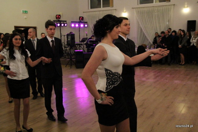 Niebieski tort na studniówce ZSR-B (zdjęcia)