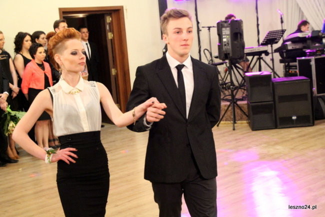 Niebieski tort na studniówce ZSR-B (zdjęcia)