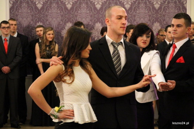 Niebieski tort na studniówce ZSR-B (zdjęcia)