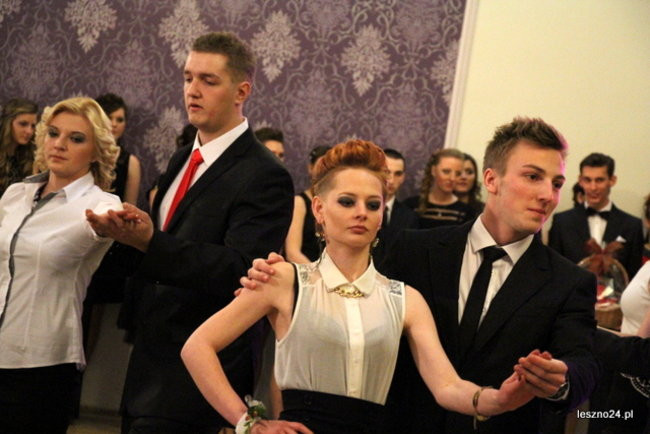 Niebieski tort na studniówce ZSR-B (zdjęcia)