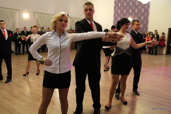 Niebieski tort na studniówce ZSR-B (zdjęcia)