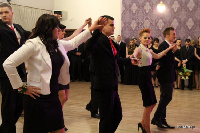 Niebieski tort na studniówce ZSR-B (zdjęcia)