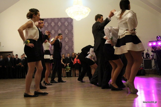 Niebieski tort na studniówce ZSR-B (zdjęcia)