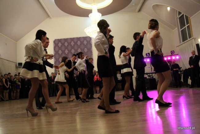 Niebieski tort na studniówce ZSR-B (zdjęcia)