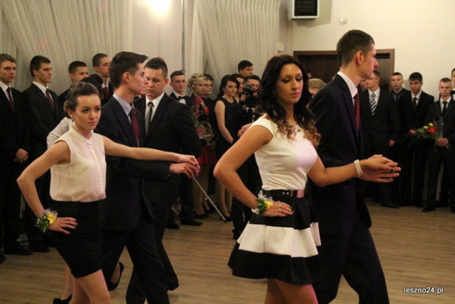 Niebieski tort na studniówce ZSR-B (zdjęcia)