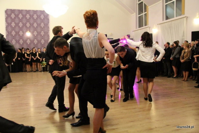 Niebieski tort na studniówce ZSR-B (zdjęcia)