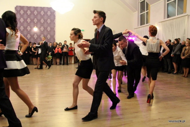 Niebieski tort na studniówce ZSR-B (zdjęcia)