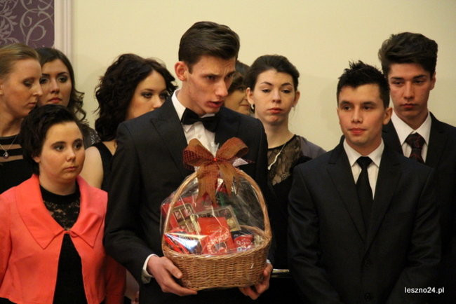 Niebieski tort na studniówce ZSR-B (zdjęcia)