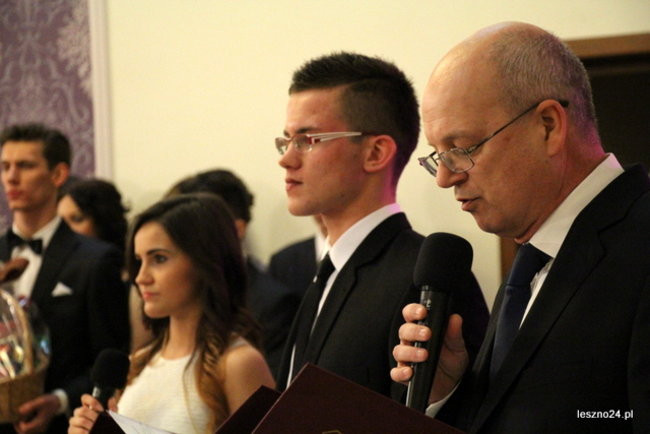 Niebieski tort na studniówce ZSR-B (zdjęcia)