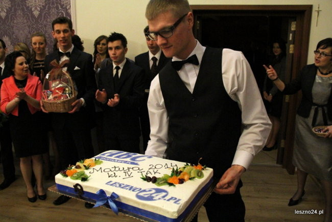 Niebieski tort na studniówce ZSR-B (zdjęcia)