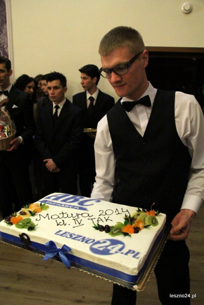 Niebieski tort na studniówce ZSR-B (zdjęcia)