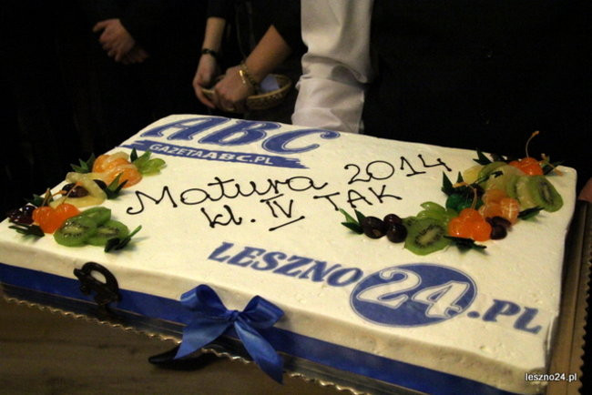 Niebieski tort na studniówce ZSR-B (zdjęcia)