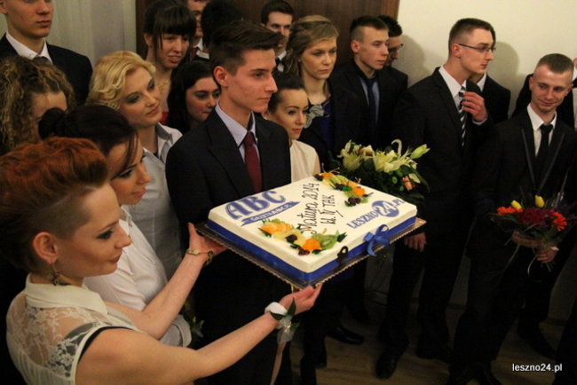 Niebieski tort na studniówce ZSR-B (zdjęcia)