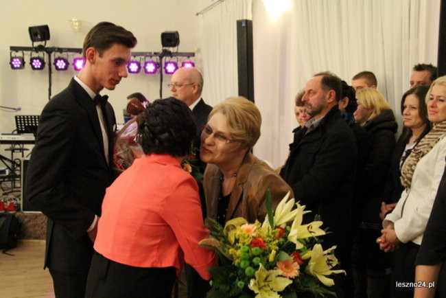 Niebieski tort na studniówce ZSR-B (zdjęcia)