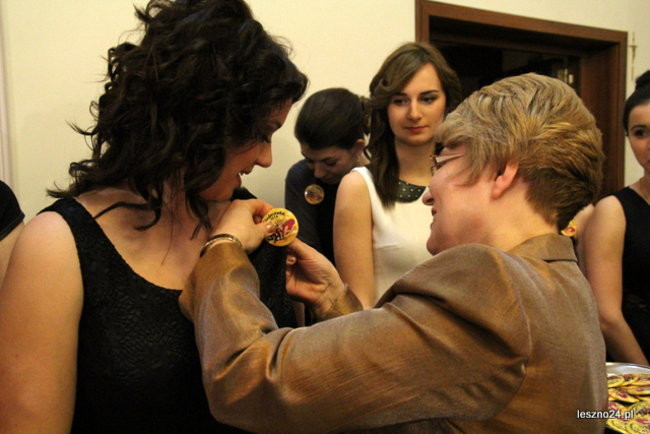 Niebieski tort na studniówce ZSR-B (zdjęcia)