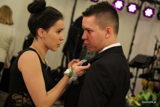 Niebieski tort na studniówce ZSR-B (zdjęcia)