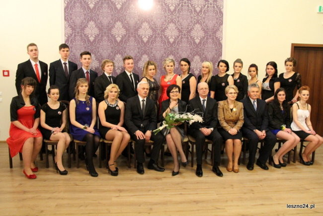 Niebieski tort na studniówce ZSR-B (zdjęcia)