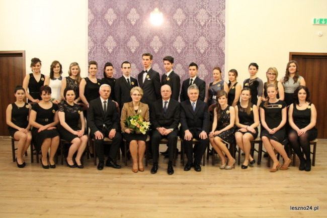 Niebieski tort na studniówce ZSR-B (zdjęcia)