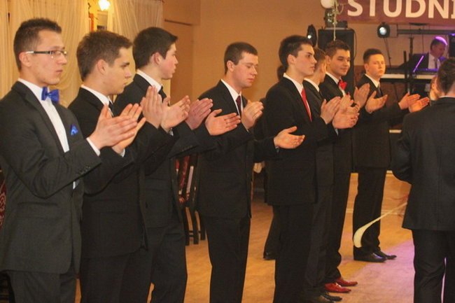 Nauczyciele śpiewali na studniówce (zdjęcia)