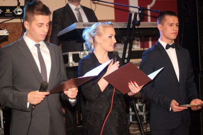 Nauczyciele śpiewali na studniówce (zdjęcia)