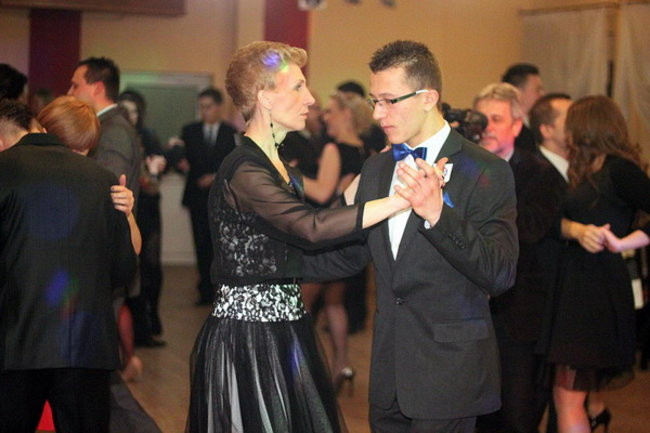 Nauczyciele śpiewali na studniówce (zdjęcia)