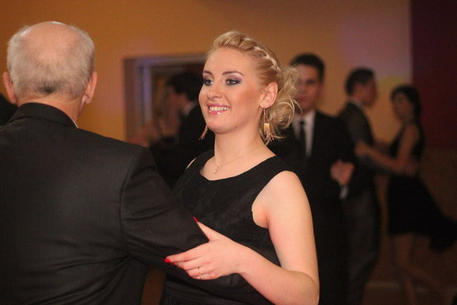 Nauczyciele śpiewali na studniówce (zdjęcia)