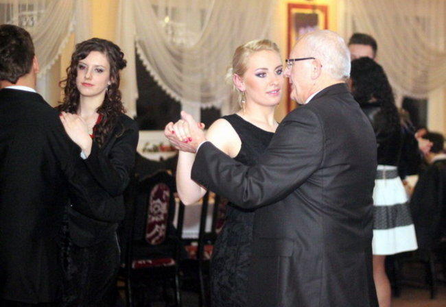 Nauczyciele śpiewali na studniówce (zdjęcia)