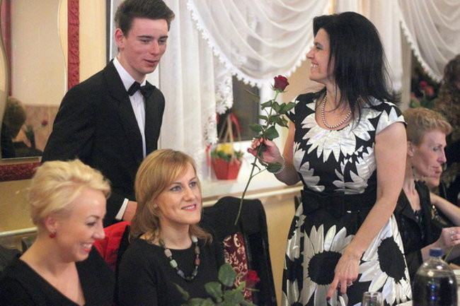 Nauczyciele śpiewali na studniówce (zdjęcia)