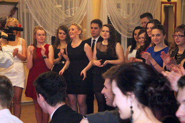 Nauczyciele śpiewali na studniówce (zdjęcia)