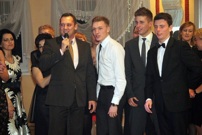 Nauczyciele śpiewali na studniówce (zdjęcia)