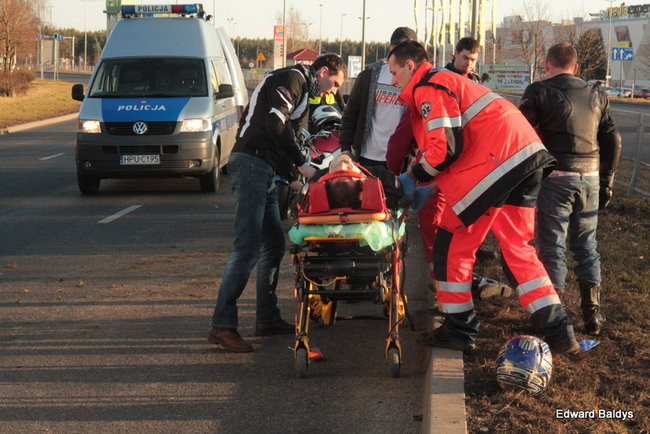 Motocyklista w bardzo ciężkim stanie (zdjęcia)