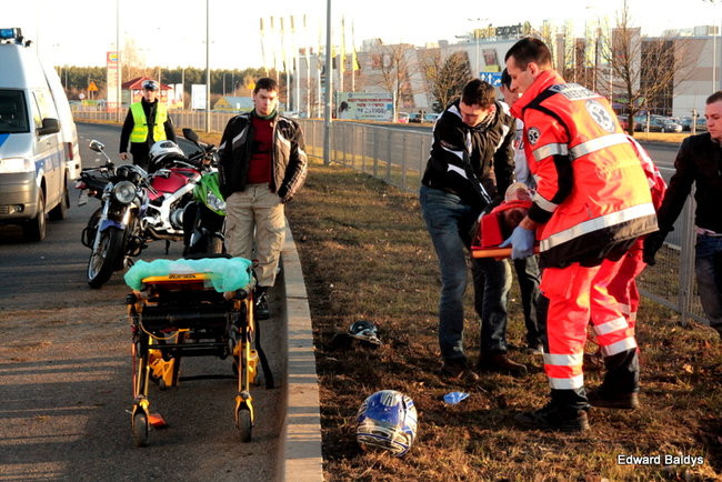 Motocyklista w bardzo ciężkim stanie (zdjęcia)