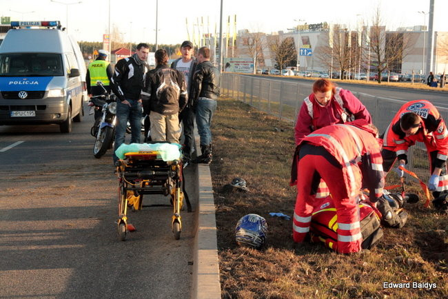 Motocyklista w bardzo ciężkim stanie (zdjęcia)