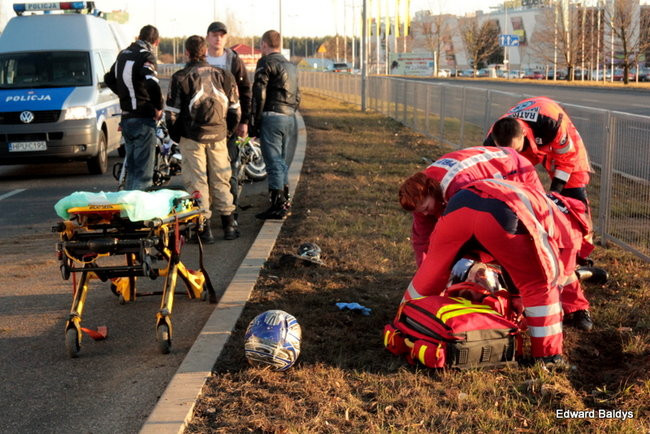 Motocyklista w bardzo ciężkim stanie (zdjęcia)