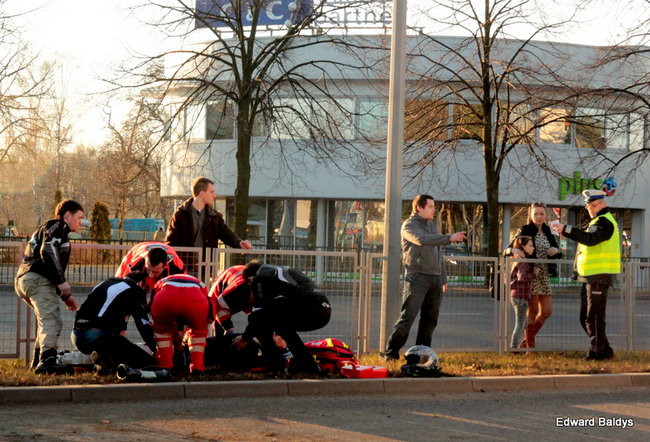 Motocyklista w bardzo ciężkim stanie (zdjęcia)