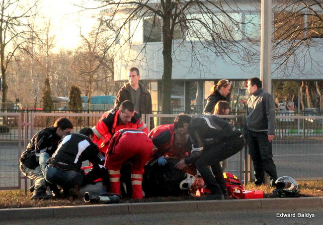 Motocyklista w bardzo ciężkim stanie (zdjęcia)