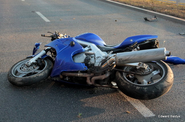 Motocyklista w bardzo ciężkim stanie (zdjęcia)