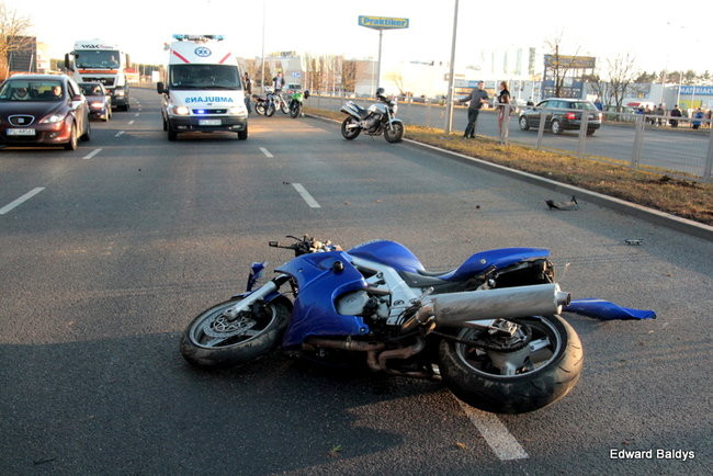 Motocyklista w bardzo ciężkim stanie (zdjęcia)