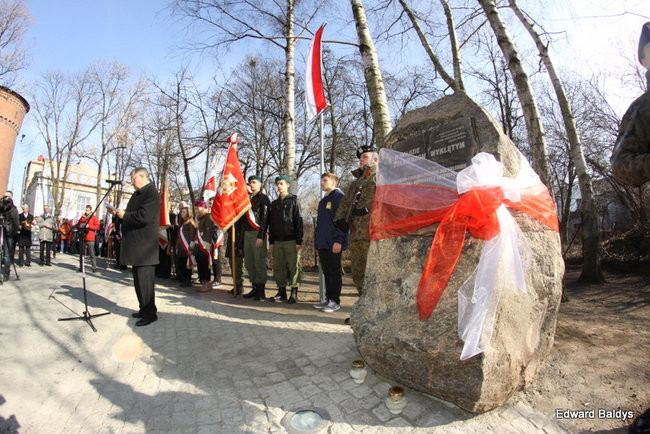 Pomnik Żołnierzy Wyklętych odsłonięty (zdjęcia)