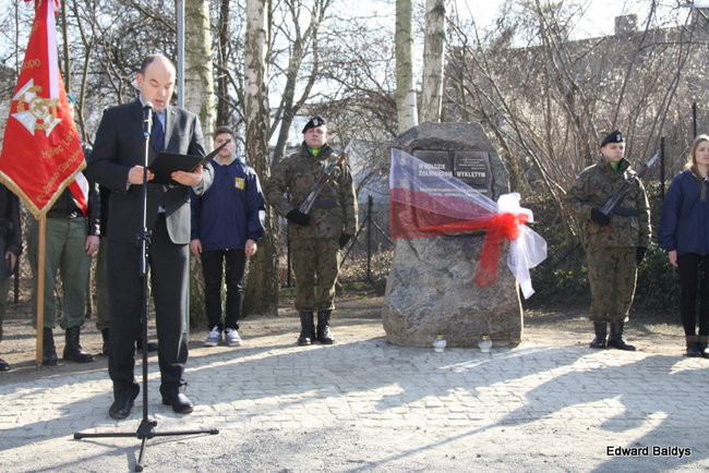 Pomnik Żołnierzy Wyklętych odsłonięty (zdjęcia)