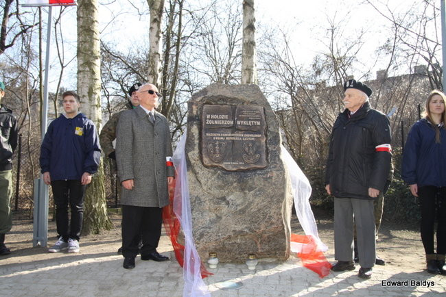 Pomnik Żołnierzy Wyklętych odsłonięty (zdjęcia)