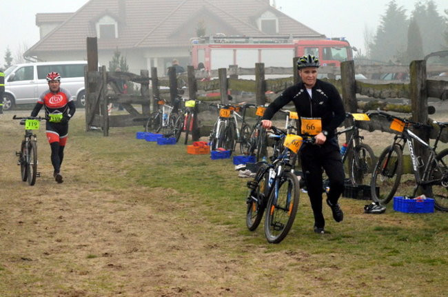 Biegiem i na rowerze w Smyczynie (zdjęcia)