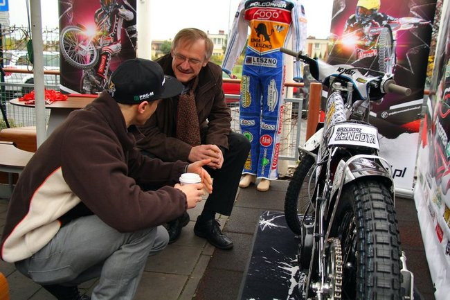 Zengota stanie za kasą (dźwięk i zdjęcia)