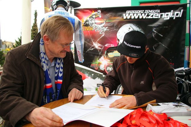 Zengota stanie za kasą (dźwięk i zdjęcia)